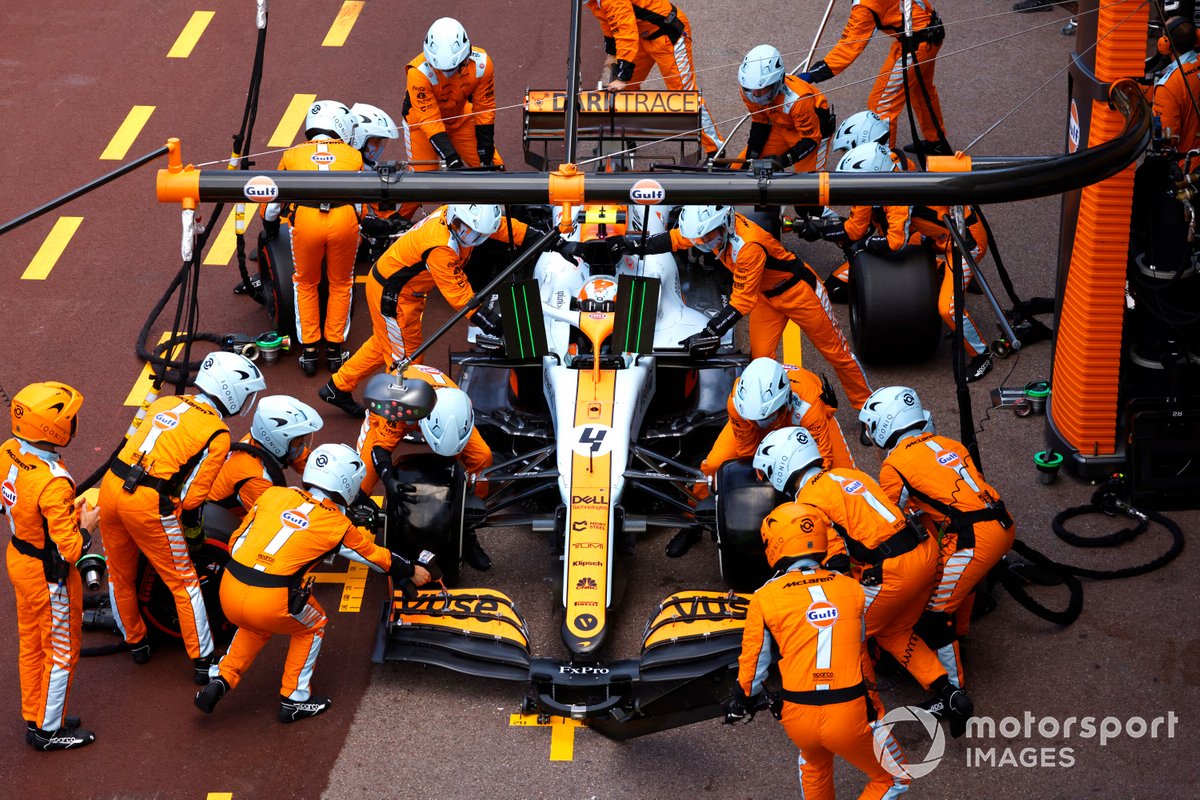 Lando Norris, McLaren MCL35M, ai box