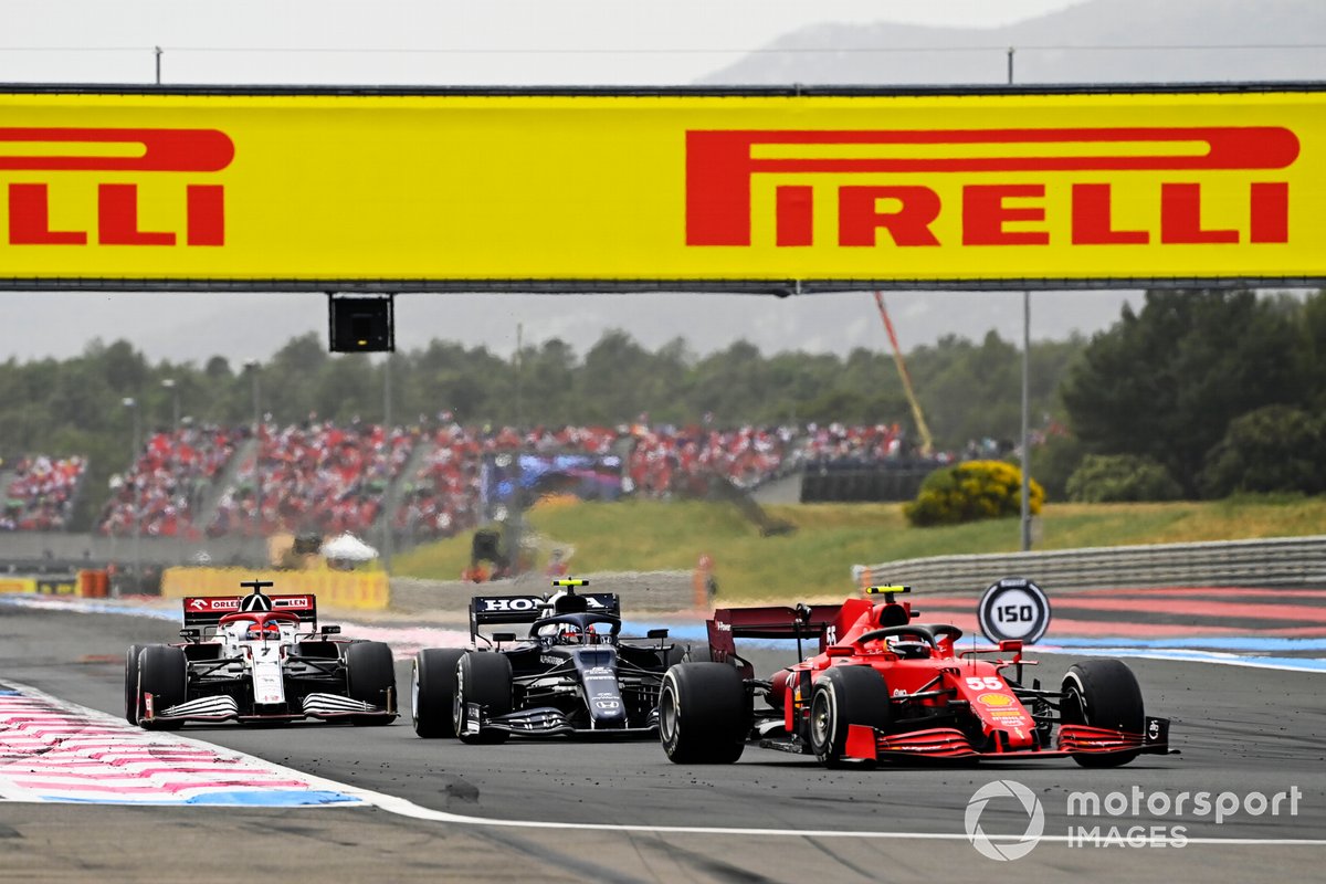 Carlos Sainz, Ferrari SF21, precede Pierre Gasly, AlphaTauri AT02, e Kimi Raikkonen, Alfa Romeo Racing C41