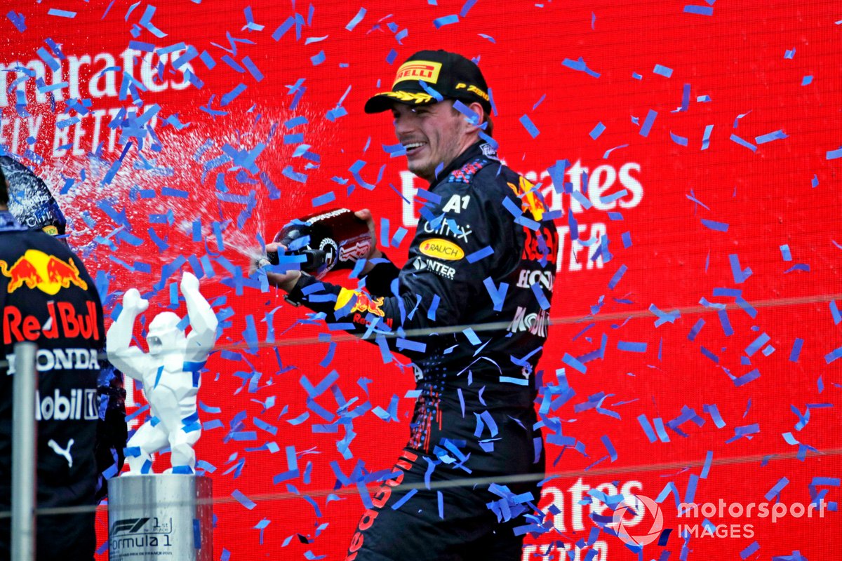Max Verstappen, Red Bull Racing, 1° classificato, sul podio