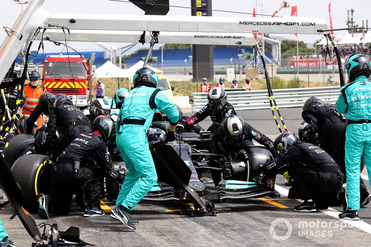 Valtteri Bottas, Mercedes W12, ai box
