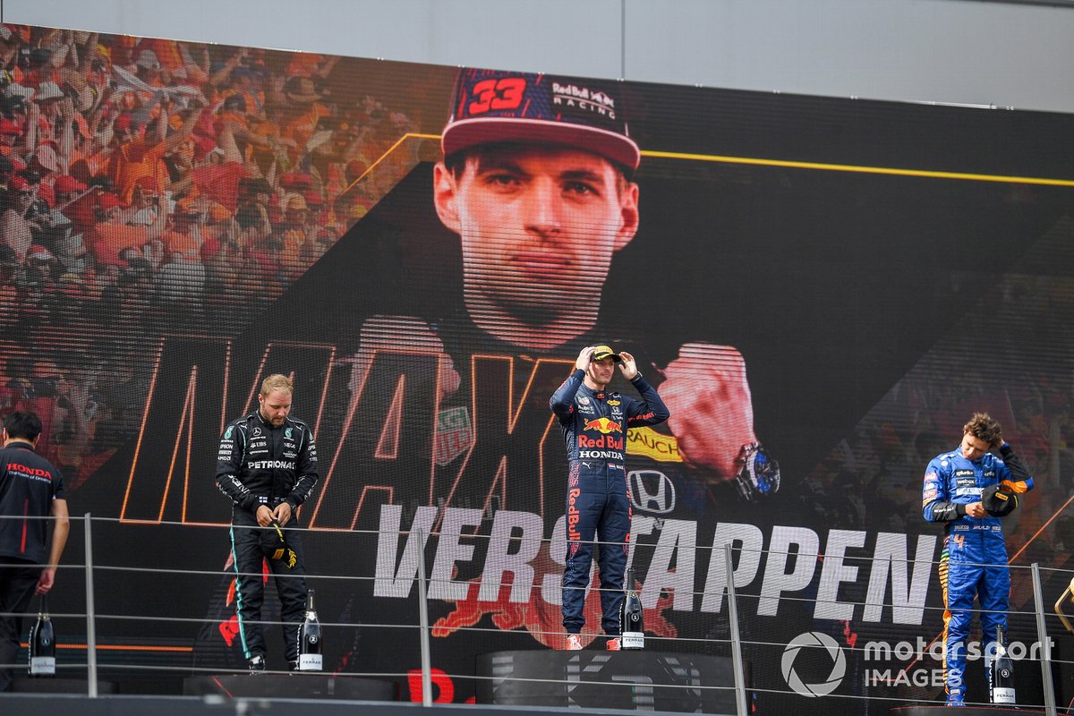 Podio: segundo lugar Valtteri Bottas, Mercedes, ganador Max Verstappen, Red Bull Racing , tercer lugar Lando Norris, McLaren
