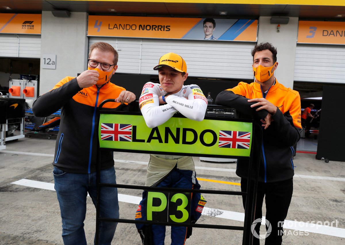 Andreas Seidl, director del equipo McLaren, Lando Norris, McLaren, tercera posición, y Daniel Ricciardo, McLaren , celebran con el equipo McLaren después de la carrera