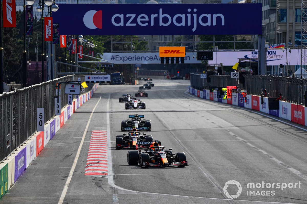 Max Verstappen, Red Bull Racing RB16B, Sergio Pérez, Red Bull Racing RB16B, Lewis Hamilton, Mercedes W12