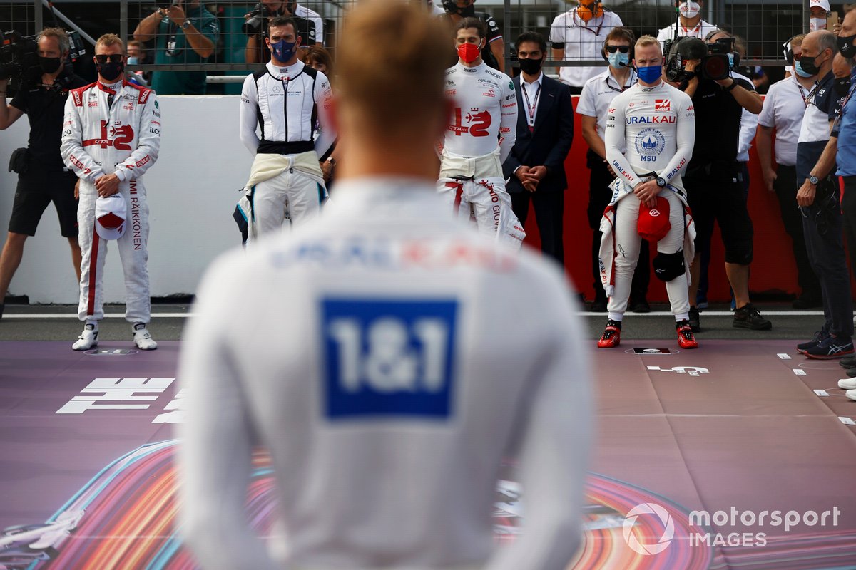 Kimi Raikkonen, Alfa Romeo Racing, Nicholas Latifi, Williams, Antonio Giovinazzi, Alfa Romeo Racing, Nikita Mazepin, Haas F1, y los demás pilotos y personal guardan un minuto de silencio por el fallecido Mansoir Ojjeh en la parrilla