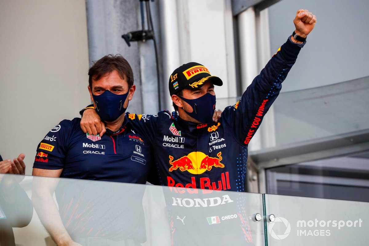 Sergio Perez, Red Bull Racing, 1° classificato, festeggia sul podio
