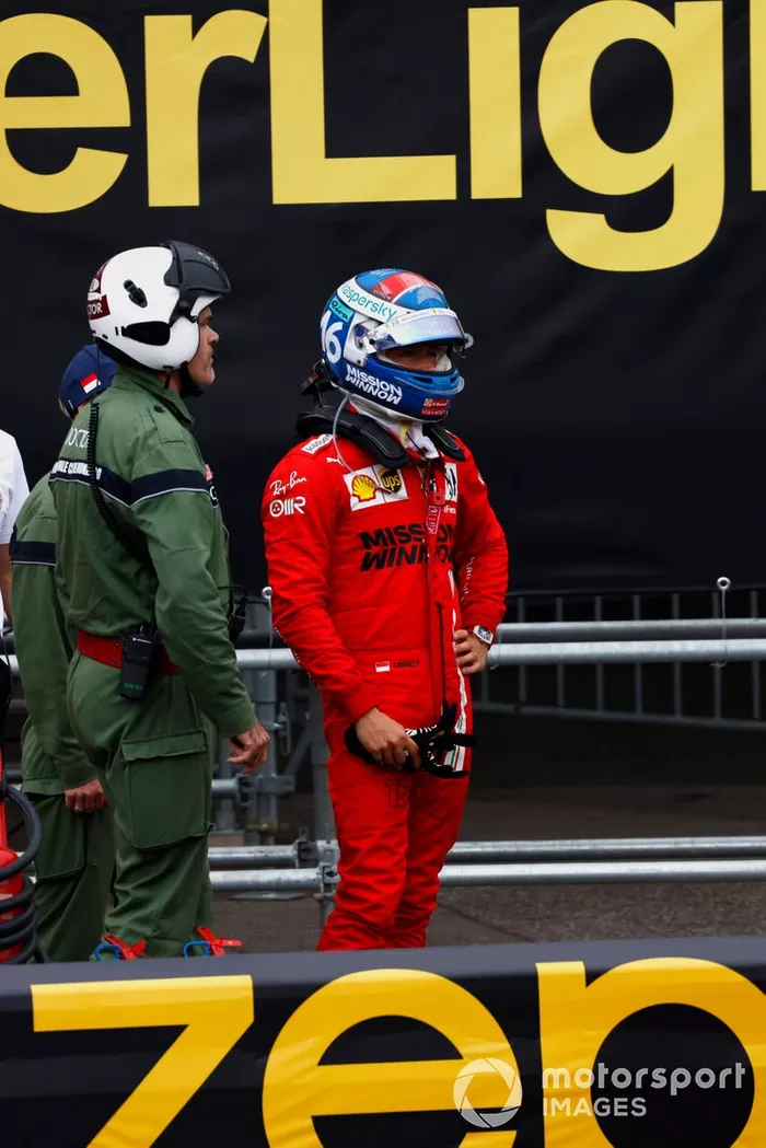 Charles Leclerc, de Ferrari, se coloca detrás de la barrera tras su accidente