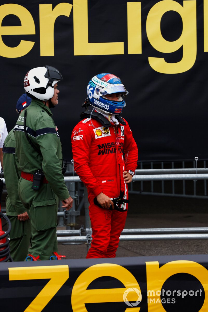 Charles Leclerc, Ferrari, in piedi dietro le barriere dopo il suo incidente