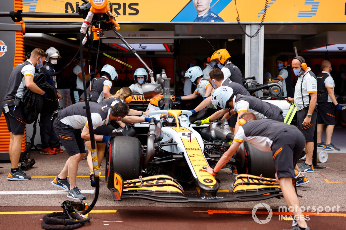 Lando Norris, McLaren MCL35M, torna in garage