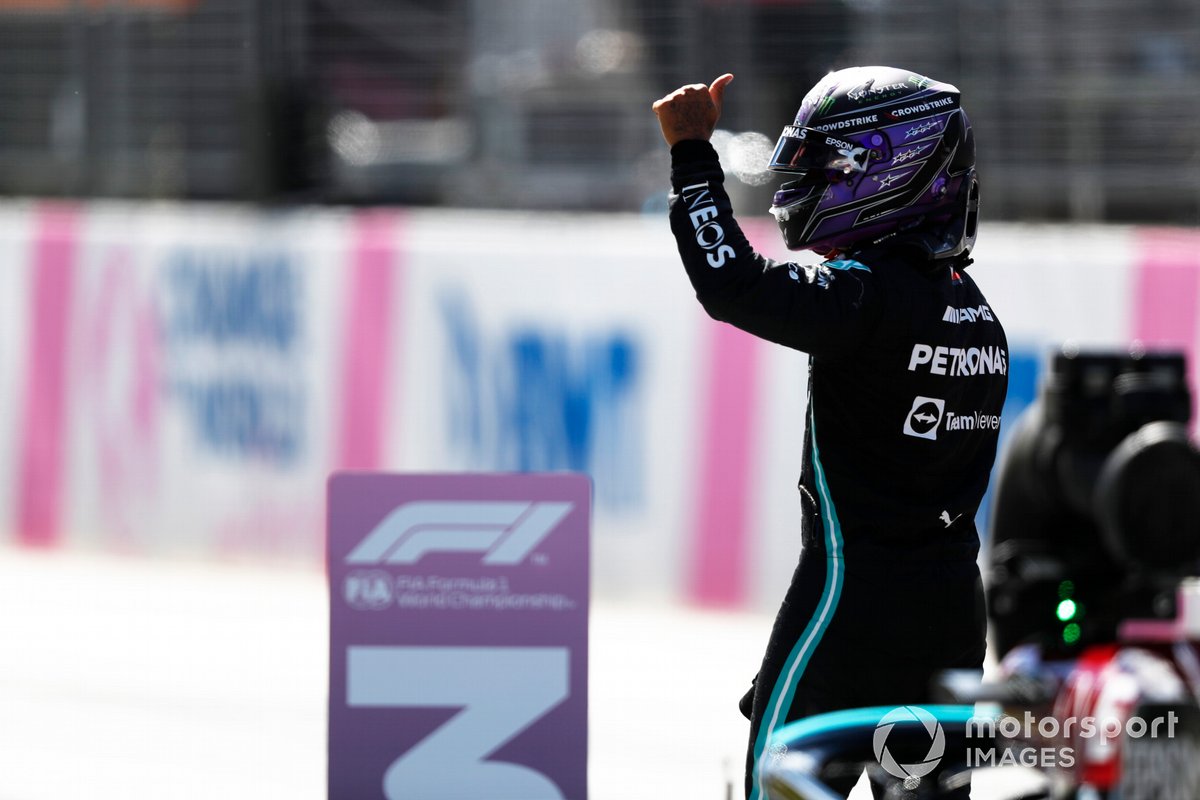 Lewis Hamilton, Mercedes, saluta i tifosi