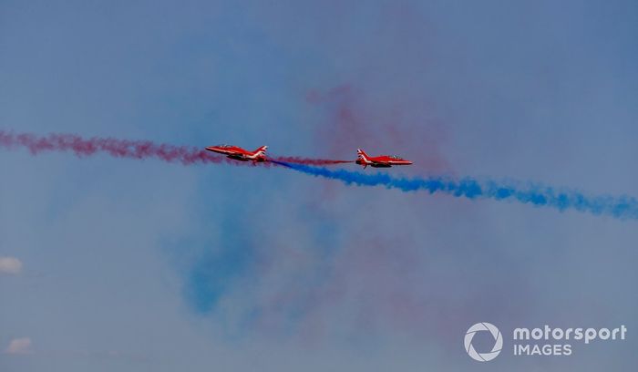 La pareja de sincronización del equipo de exhibición de las Flechas Rojas realiza el pase de sincronización para el público