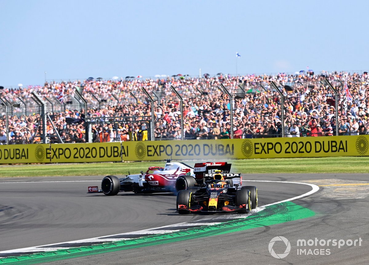 Kimi Raikkonen, Alfa Romeo Racing C41, fa un testacoda dopo il contatto con Sergio Perez, Red Bull Racing RB16B