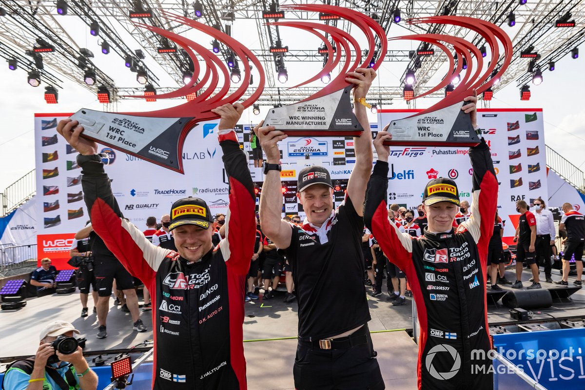 Podio: ganador Kalle Rovanperä, Jonne Halttunen, Toyota Gazoo Racing WRT Toyota Yaris WRC, Jari-Matti Latvala, Director de Toyota Gazoo Racing