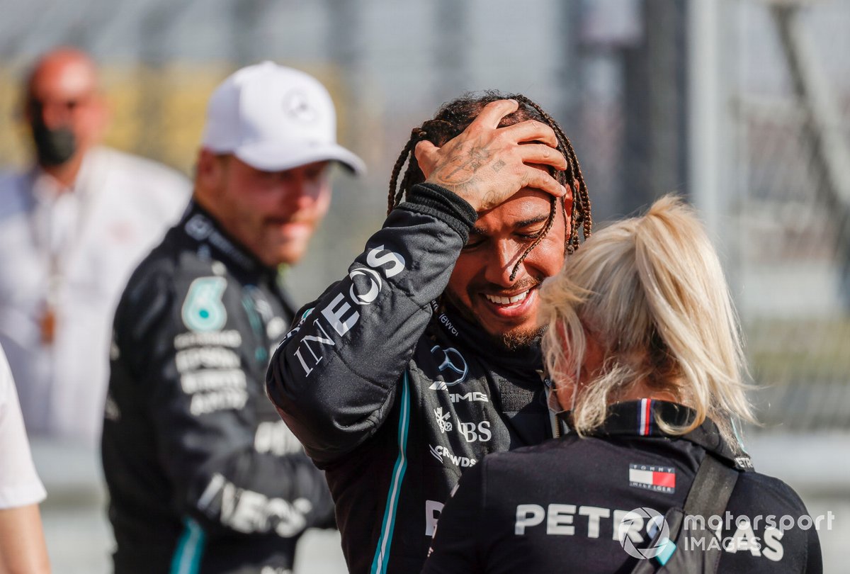Lewis Hamilton, Mercedes, primo classificato, festeggia con Angela Cullen, fisioterapista di Lewis Hamilton