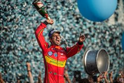 Podyum: kazanan Lucas di Grassi, ABT Schaeffler Audi Sport şampanya ile kutluyor