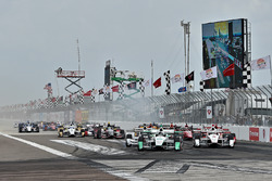 Start: Simon Pagenaud, Team Penske Chevrolet leads