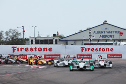 Start: Simon Pagenaud, Team Penske Chevrolet leads