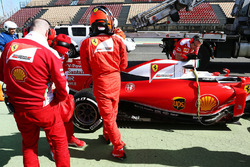 Kimi Raikkonen, Ferrari SF16-H stops at the end of the pit lane