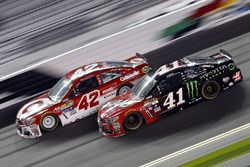 Kurt Busch, Stewart-Haas Racing Chevrolet; Kyle Larson, Chip Ganassi Racing Chevrolet