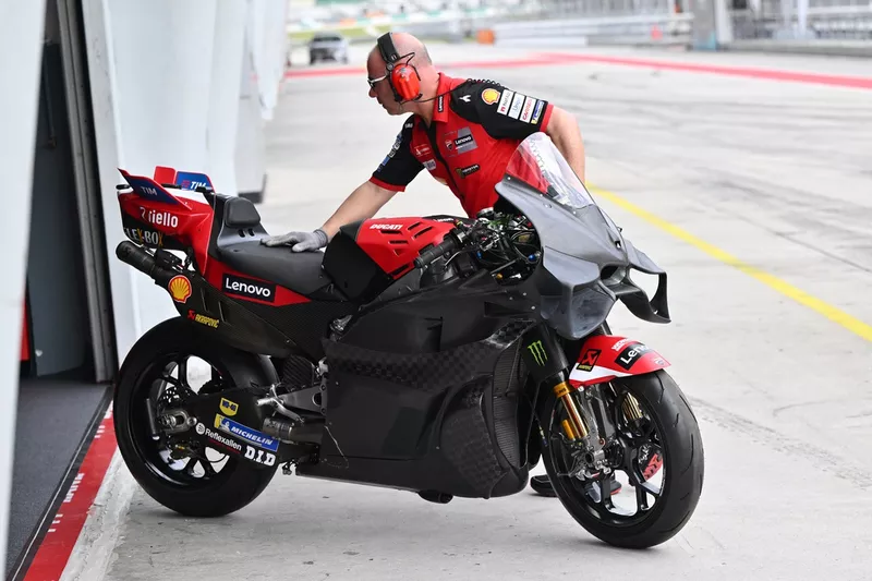 Moto Ducati Team avec nouveau carénage