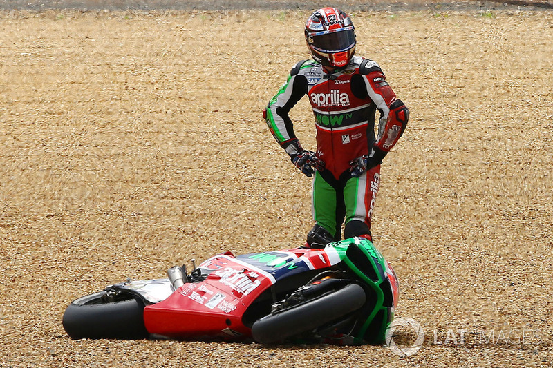 Sam Lowes, Aprilia Racing Team Gresini after crash