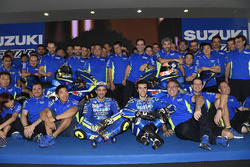 Andrea Iannone et Alex Rins avec la Suzuki MotoGP 2017 et l'équipe