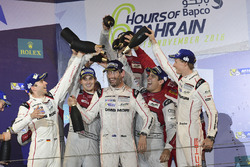 LMP1 Podio: segundo lugar #7 Audi Sport Team Joest Audi R18: Marcel Fässler, Andre Lotterer, Benoit