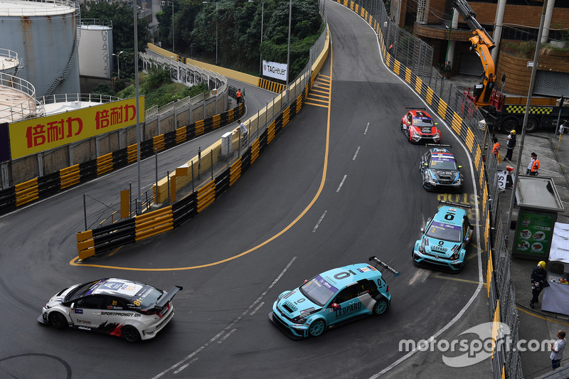 Race action, Tiago Monteiro, West Coast Racing, Honda Civic TCR; Stefano Comini, Leopard Racing, Volkswagen Golf GTI TCR; Jean-Karl Vernay, Leopard Racing, Volkswagen Golf GTI TCR; Dusan Borkovic, B3 Racing Team, SEAT León SEQ