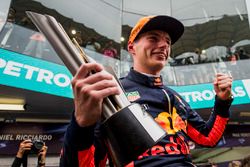 Max Verstappen, Red Bull Racing, racewinnaar, viert feest met zijn team en trofee