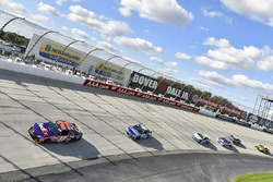 Denny Hamlin, Joe Gibbs Racing Toyota, Jimmie Johnson, Hendrick Motorsports Chevrolet