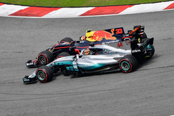 Max Verstappen, Red Bull Racing RB13 supera Lewis Hamilton, Mercedes-Benz F1 W08 e prende il comando