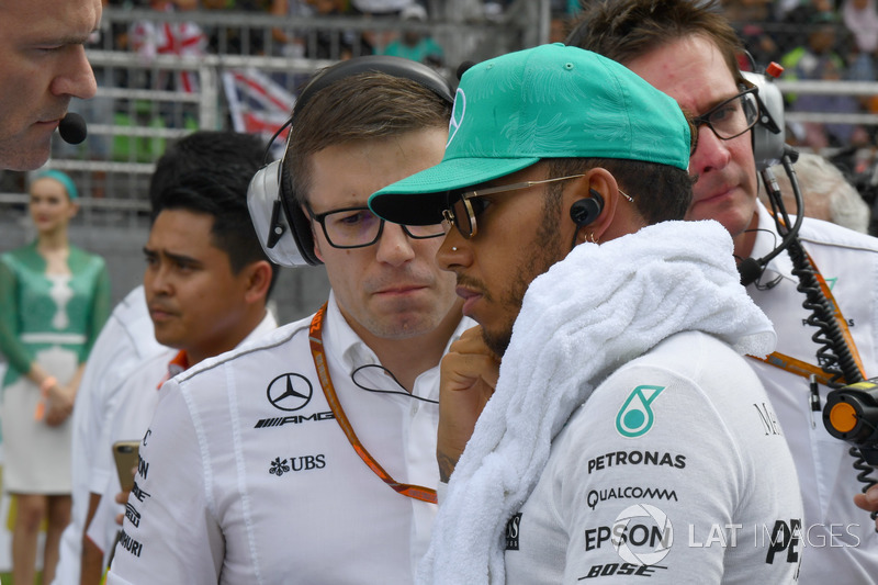 Lewis Hamilton, Mercedes AMG F1 ve Peter Bonnington, Mercedes AMG F1 Yarış Mühendisi