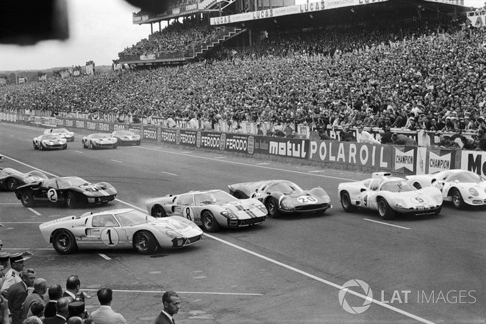 #1 Ken Miles, es superado al inicio por John Whitmore, Ford #8, Mike Parkes, Ferrari #20, Jo Bonnier