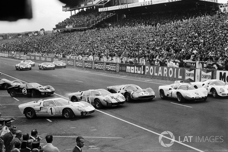 #1 Ken Miles, es superado al inicio por John Whitmore, Ford #8, Mike Parkes, Ferrari #20, Jo Bonnier