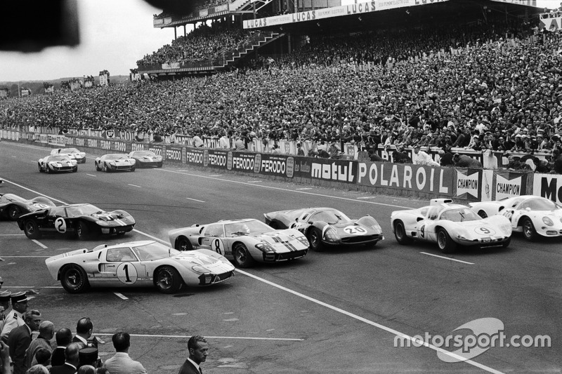 «24 часа Ле-Мана»-1966: Кен Майлс на Ford #1, делающий фальстарт на Ford #8 Джон Уитмор, Майк Паркес на Ferrari #20, Йо Бонье на Chaparral-Chevrolet #9 и Боб Бондюрант на Ferrari #8