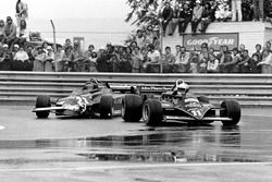 Gilles Villeneuve, Ferrari 126CK; Elio de Angelis, Lotus 87-Ford Cosworth