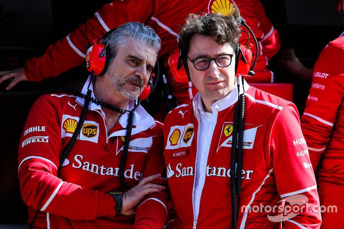 Maurizio Arrivabene, director del equipo Ferrari con Mattia Binotto, director técnico de Ferrari