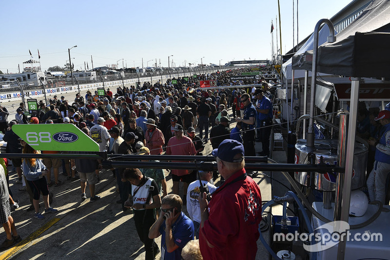Atmosphere in the pitlane