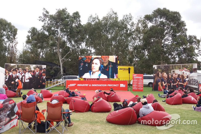 Nonton bareng kualifikasi melalui layar raksasa di sirkuit Albert Park