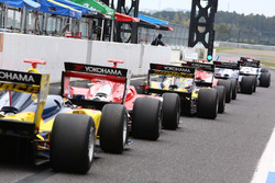 Mobil berbaris di pitlane
