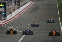 Fernando Alonso, McLaren MCL32, precede Marcus Ericsson, Sauber C36, in battaglia con Jolyon Palmer,