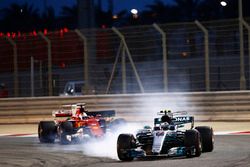 Valtteri Bottas, Mercedes AMG F1 W08, locks up as he leads Sebastian Vettel, Ferrari SF70H