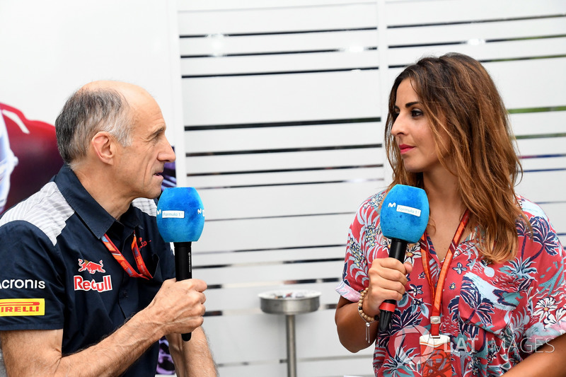 Franz Tost, director del equipo Scuderia Toro Rosso conversaciones, Noemi de Miguel, presentadora de