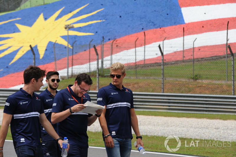 Marcus Ericsson, Sauber walks the track