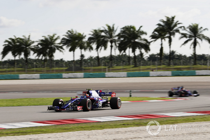 Carlos Sainz Jr., Scuderia Toro Rosso STR12, Pierre Gasly, Scuderia Toro Rosso STR12