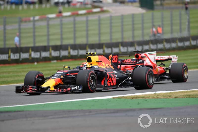 Max Verstappen, Red Bull Racing RB13 en Sebastian Vettel, Ferrari SF70H