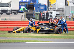 I Marshal spingono la monoposto del ritirato Jolyon Palmer, Renault Sport F1 Team RS17 dopo che si è