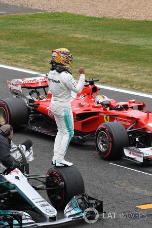 Ganador de la pole Lewis Hamilton, Mercedes-Benz F1 W08 celebra en parc ferme