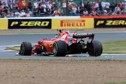 Sebastian Vettel, Ferrari SF70H, con una foratura all'anteriore