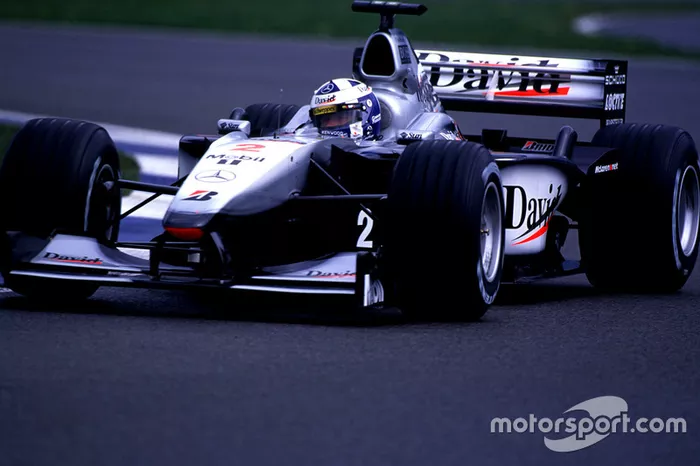 McLaren en el Gran Premio de Gran Bretaña de 2000: el equipo de Woking también repitió su propia decisión de 1999...
