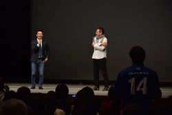 ファンから質問を受ける佐藤琢磨(Takuma Sato)